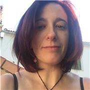 Trabajo como abogada y algunas tardes explico ciencias naturales y sociales en inglés. Poseo el B2